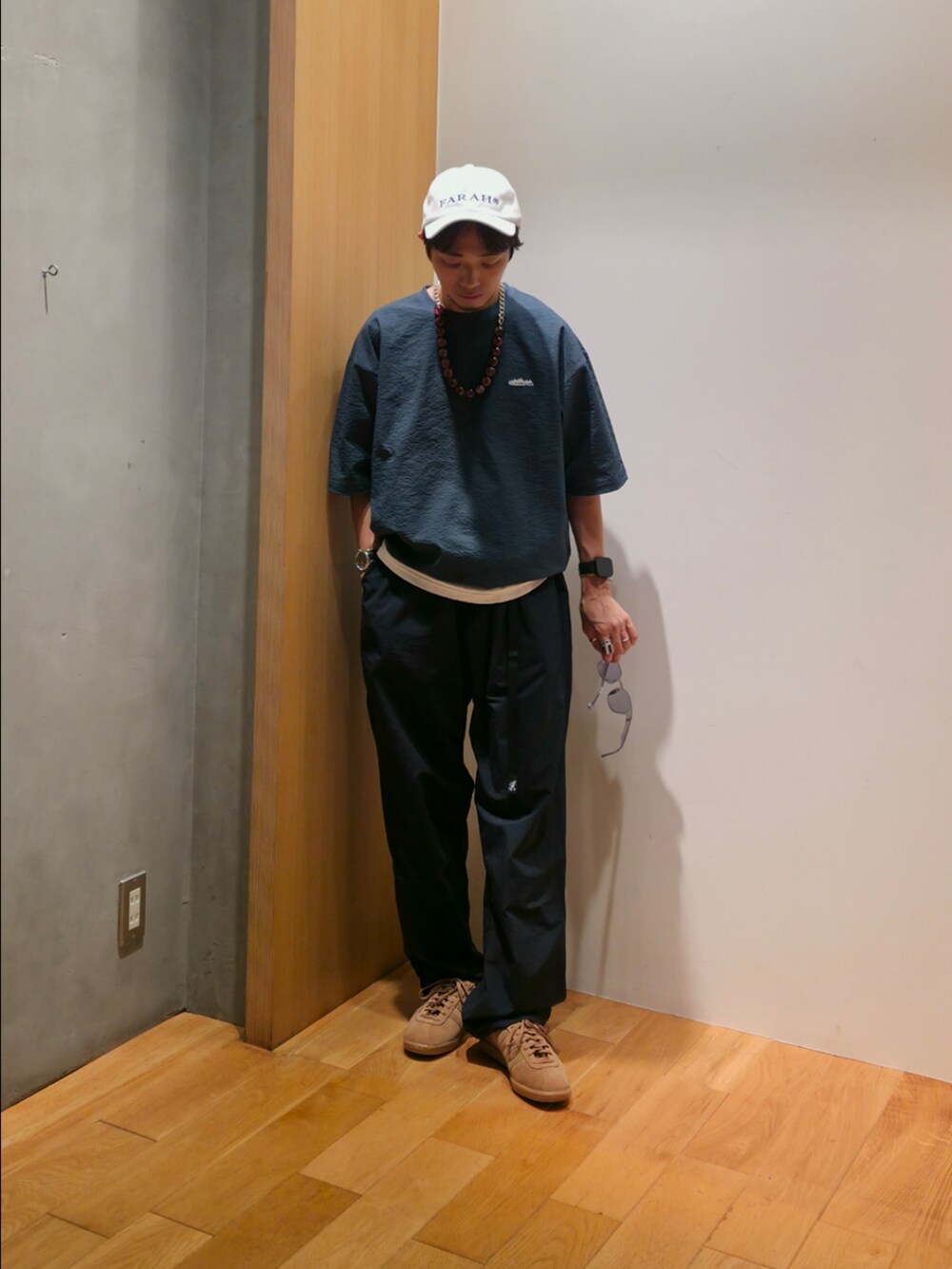 ブルー系のTシャツ/カットソー、ホワイト系のタンクトップ、ブルー系のその他パンツを着用したメンズの夏コーディネートの2枚目の写真