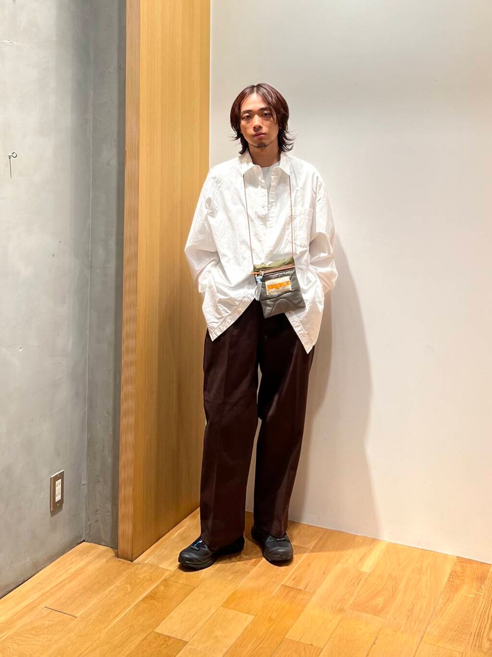 ブラウン系のその他パンツ、ホワイト系のシャツ/ブラウス、ブラック系のスニーカーを着用したメンズの夏コーディネートの6枚目の写真