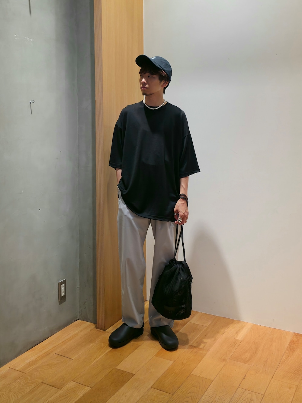 「スポーツミックス、サンダル、黒Tシャツ、雨の日コーデ、モノトーン、デートコーデ、淡色コーデ、キャップ、きれいめカジュアル、レイヤードスタイル、Tシャツ、夏コーデ、ショルダーバッグ、ブラックコーデ、大人カジュアル」|「URBAN RESEARCHのnew basic ウォッシャブルメリノウールショートスリーブTシャツ(Tシャツ/カットソー、ブラック系)」を使った、UR_SkmK.さん(メンズ・167cm)の夏コーディネートの2枚目の写真