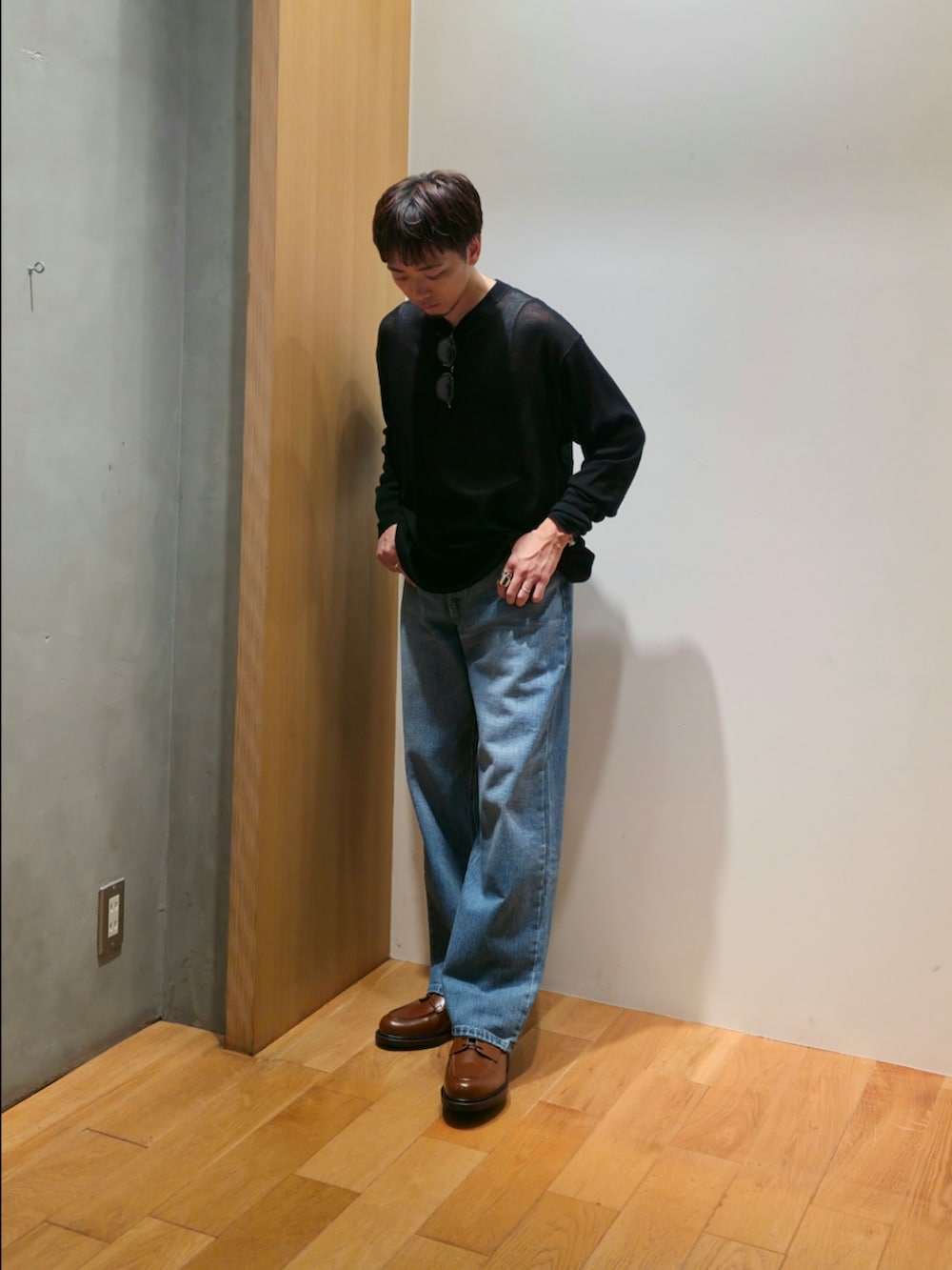 ブラウン系のその他アウター、ブラック系のTシャツ/カットソー、ブルー系のデニムパンツを着用したメンズの秋コーディネートの6枚目の写真