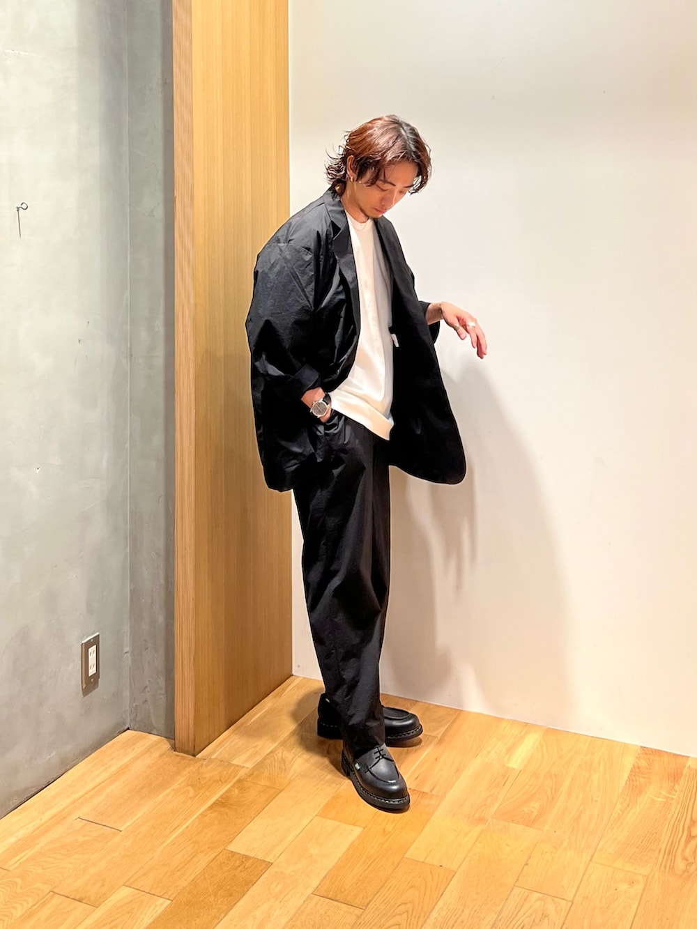 ブラック系のその他アウター、ホワイト系のTシャツ/カットソー、ブラック系のその他パンツを着用したメンズの夏コーディネートの2枚目の写真