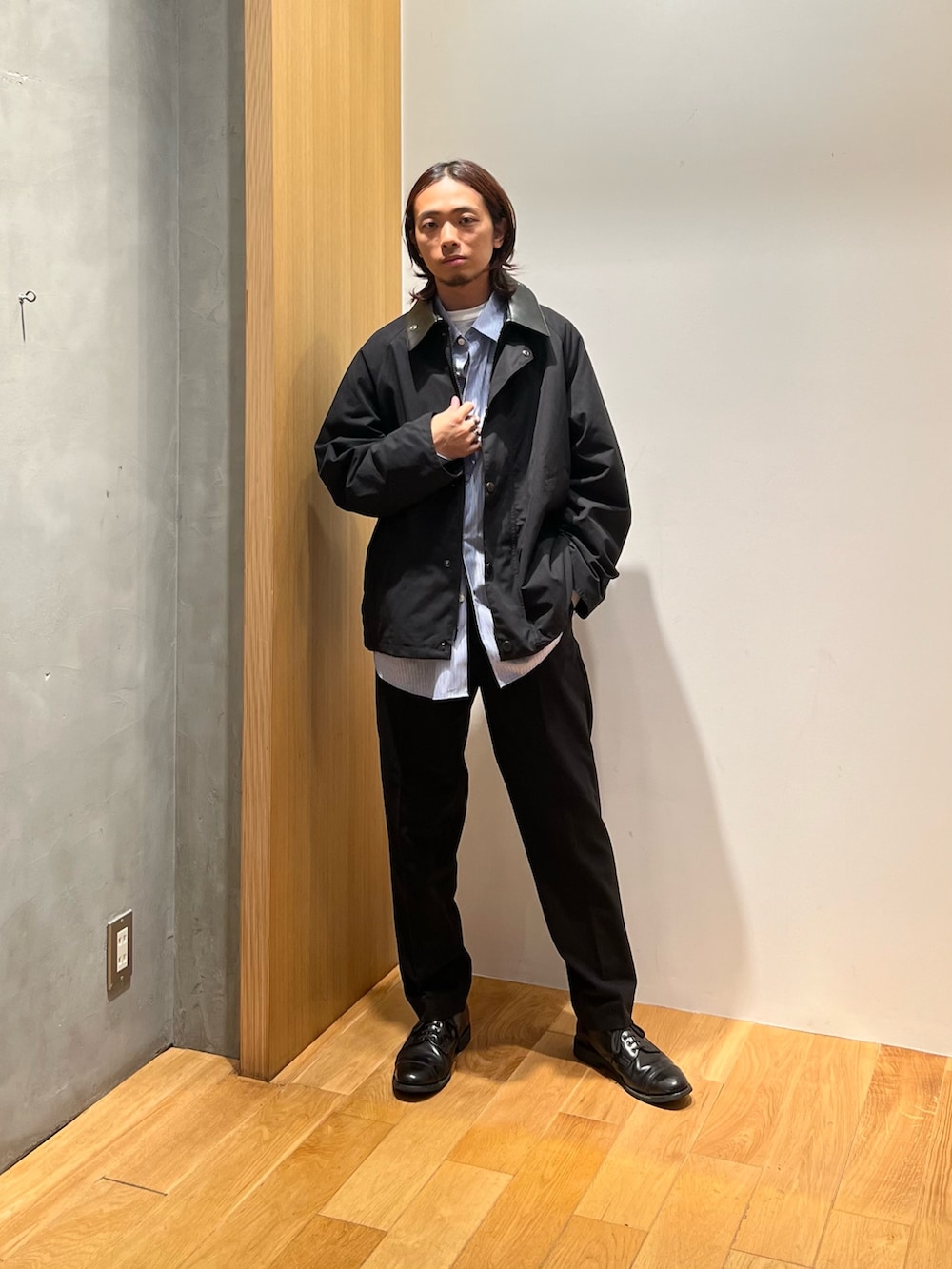「レイヤードスタイル、秋っぽコーデ更新中、秋コーデ、休日スタイル、モノトーン、ブラックコーデ、ストライプシャツ、シャツスタイル、スラックス、革靴、barbour、デートコーデ、きれいめカジュアル、大人カジュアル、秋服準備はじめました」｜「Barbourの『別注』Barbour×URBAN RESEARCH　TRANSPORT COACH（その他アウター、ブラック系）」を使った、UR_SkmK.さん（メンズ・167cm）の秋コーディネートの2枚目の写真