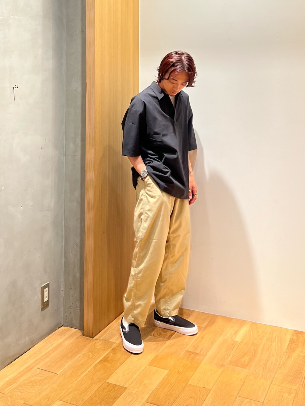 ブラック系のポロシャツ、ホワイト系のTシャツ/カットソー、ベージュ系のその他パンツを着用したメンズの夏コーディネートの2枚目の写真