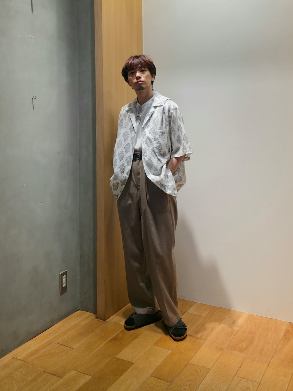 ホワイト系のTシャツ/カットソー、グレー系のその他パンツ、グレー系のサンダルを着用したメンズの夏コーディネートの3枚目の写真