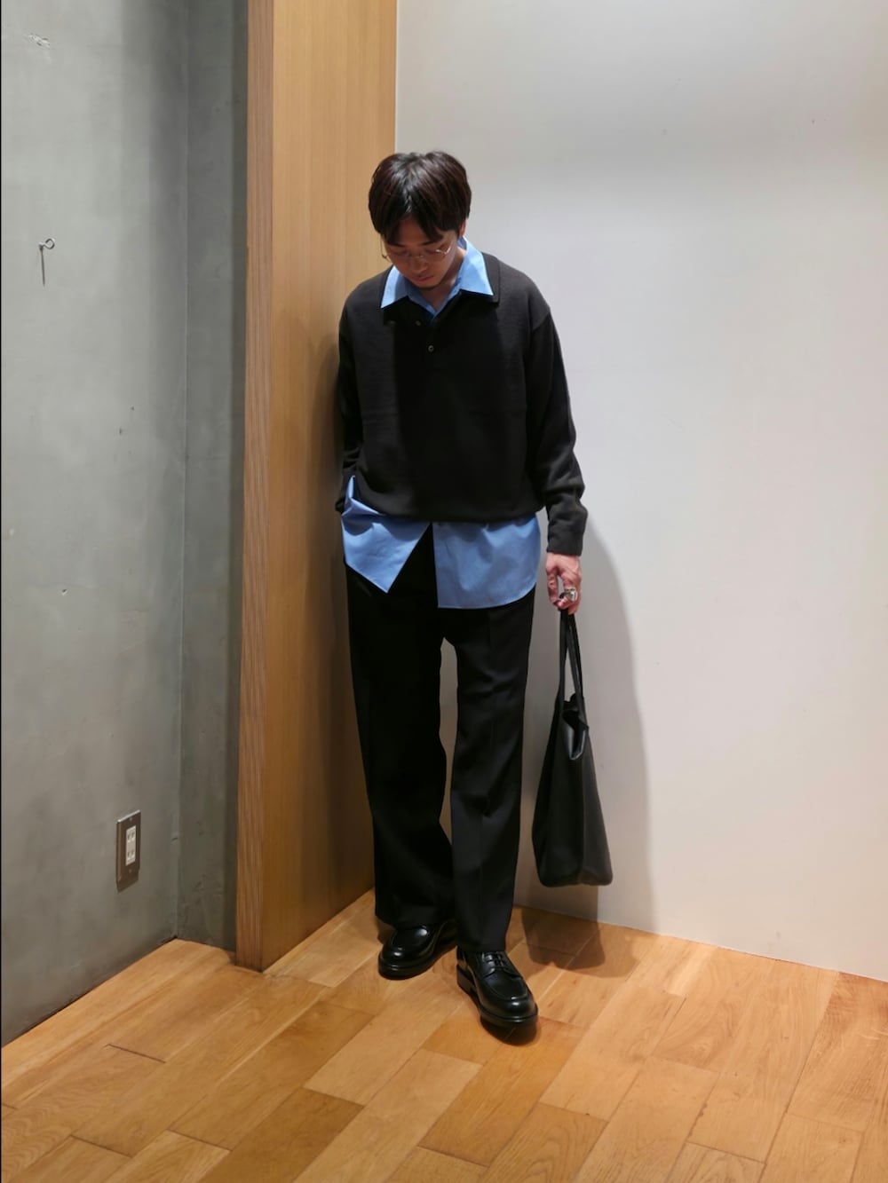 ブラウン系のニット/セーター、ブルー系のシャツ/ブラウス、ブラック系のその他パンツを着用したメンズの秋コーディネートの3枚目の写真