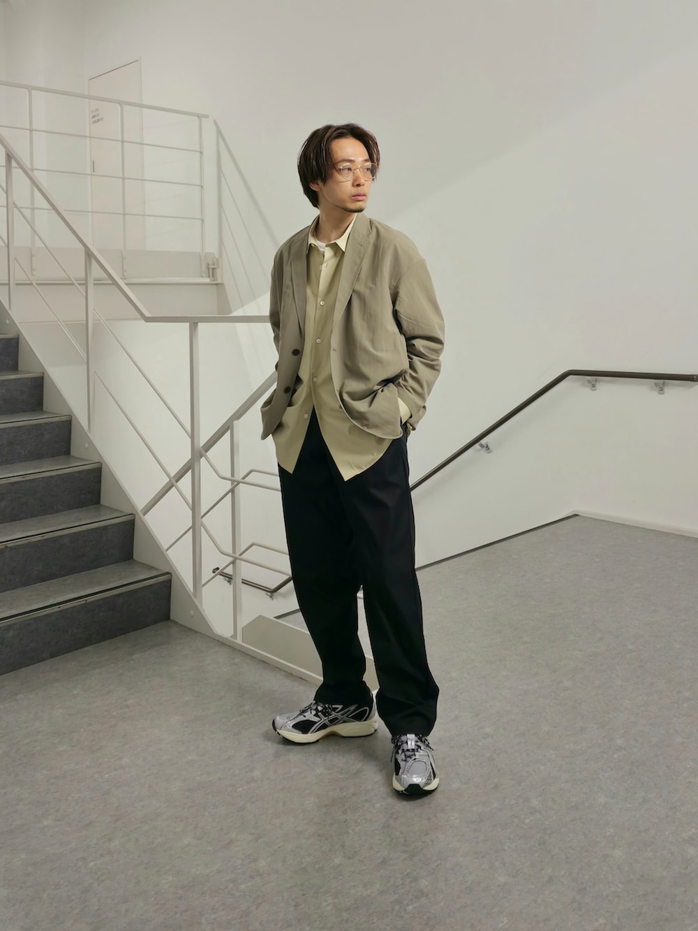 「シャツスタイル、モノトーン、メガネ男子、セットアップ、テーラードジャケット、スニーカー、スポーツミックス、淡色コーデ、大人カジュアル、きれいめカジュアル、レイヤードスタイル、ワイドパンツ、春色、春コーデ、休日スタイル」|「NEW BALANCEのNEW BALANCE MET24 Oversize Single Jacket(その他アウター、グレー系)」を使った、UR_SkmK.さん(メンズ・167cm)の春コーディネートの4枚目の写真