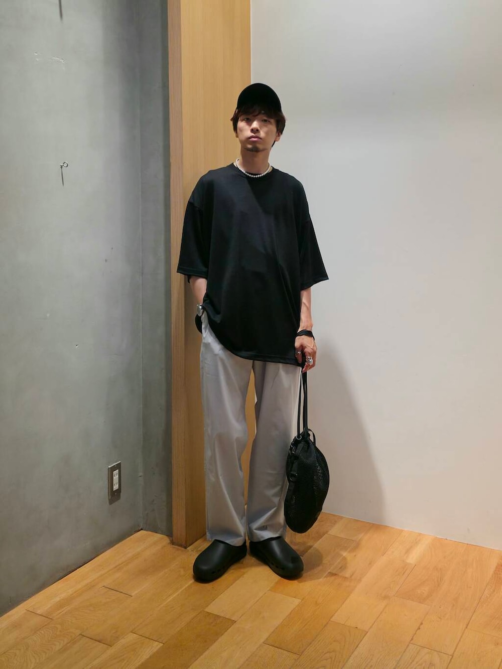 グレー系のその他パンツ、ブラック系のショルダーバッグ、ブラック系のサンダルを着用したメンズの夏コーディネートの4枚目の写真