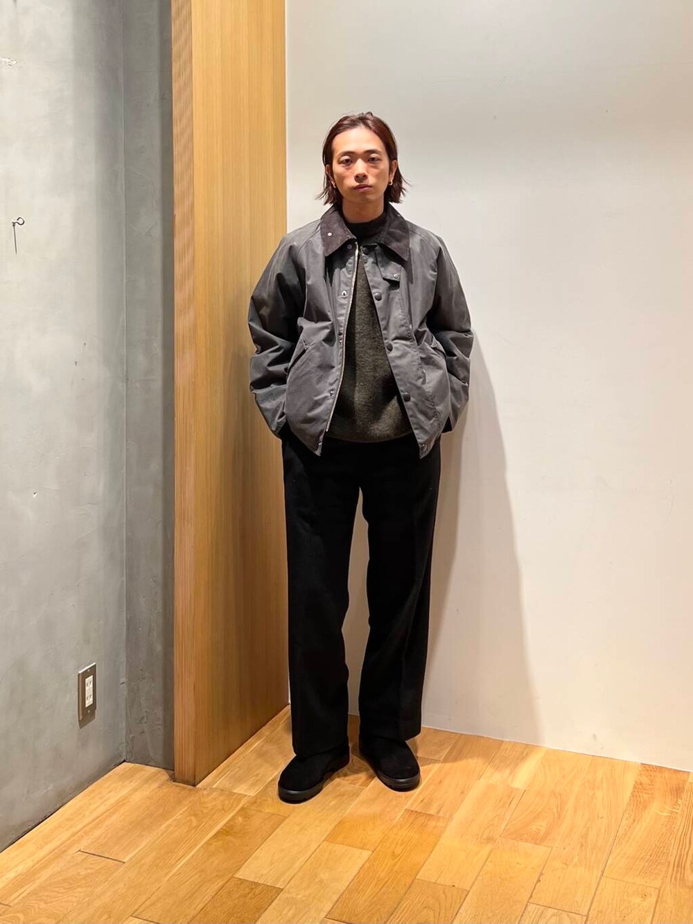 ブラック系のその他パンツ、グリーン系のニット/セーター、ブラック系のブーツを着用したメンズの冬コーディネートの2枚目の写真