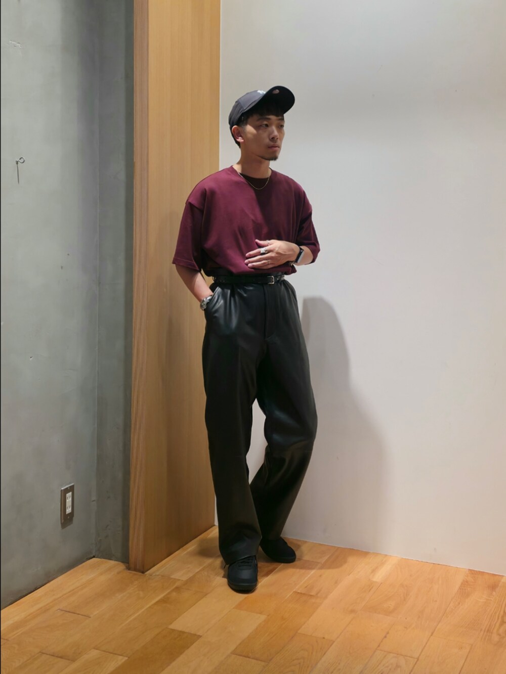 ブラウン系のその他アウター、レッド系のTシャツ/カットソー、ブラック系のその他パンツを着用したメンズの秋コーディネートの6枚目の写真