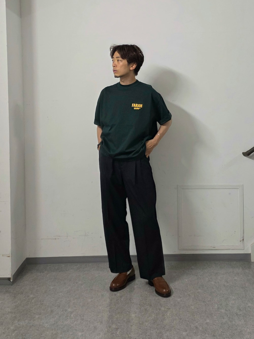 「柄シャツ、レイヤードスタイル、スポーツミックス、ストライプシャツ、モノトーン、ローファー、デートコーデ、きれいめカジュアル、Tシャツ、夏コーデ、シャツスタイル、ブラックコーデ、お出かけコーデ、ゆるコーデ、スラックス」｜「URBAN RESEARCHのPRINT BAND COLLAR SHIRTS（シャツ/ブラウス、ベージュ系）」を使った、UR_SkmK.さん（メンズ・167cm）の夏コーディネートの4枚目の写真