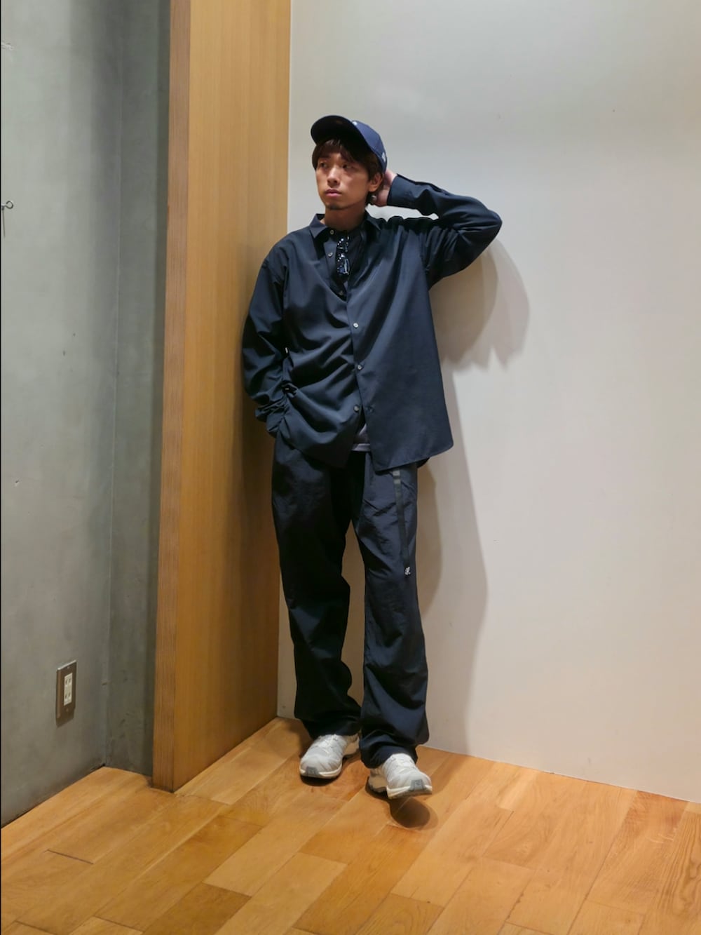 ブルー系のシャツ/ブラウス、ブルー系のその他パンツ、ホワイト系のスニーカーを着用したメンズの夏コーディネートの3枚目の写真