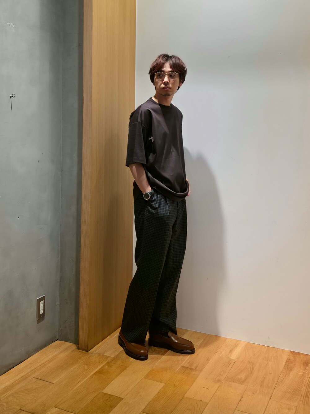 ホワイト系のシャツ/ブラウス、グレー系のTシャツ/カットソー、ブラック系のその他パンツを着用したメンズの夏コーディネートの5枚目の写真