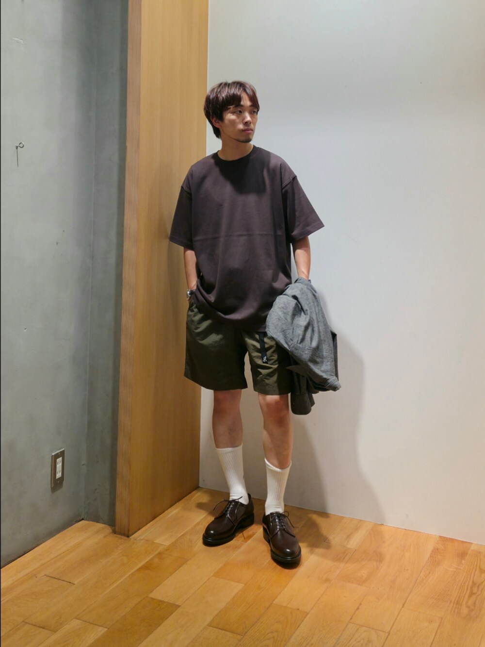 ブラック系のシャツ/ブラウス、グリーン系のTシャツ/カットソー、グリーン系のその他パンツを着用したメンズの夏コーディネートの3枚目の写真