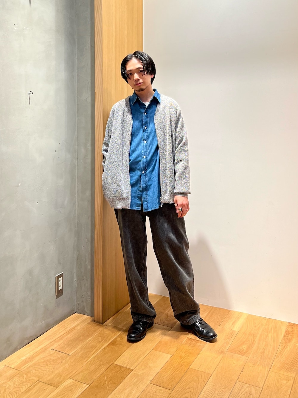 グレー系のカーディガン/ボレロ、ブルー系のシャツ/ブラウス、グレー系のデニムパンツを着用したメンズの冬コーディネートの2枚目の写真