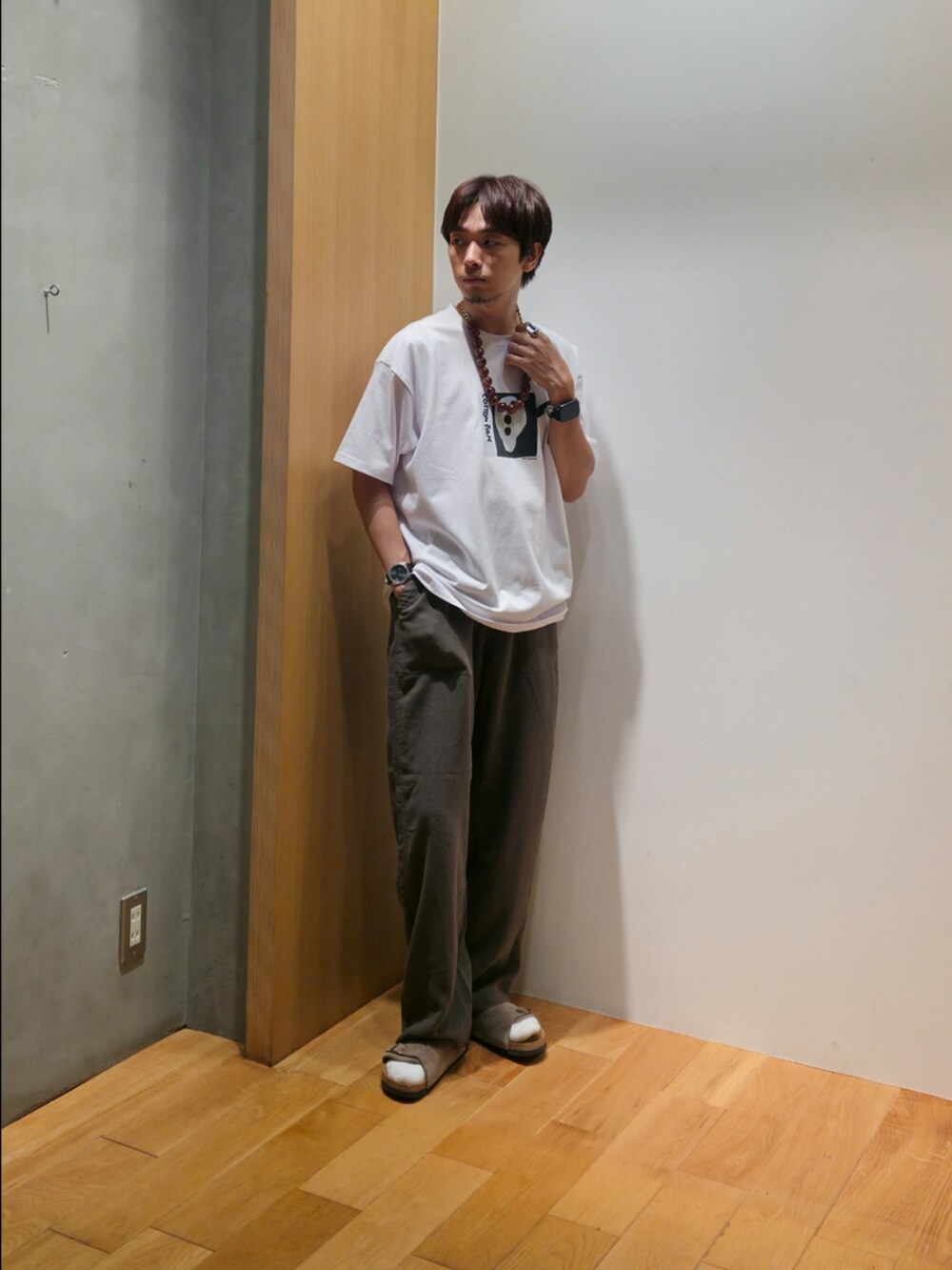 ホワイト系のTシャツ/カットソー、グレー系のその他パンツ、ベージュ系のサンダルを着用したメンズの夏コーディネートの4枚目の写真