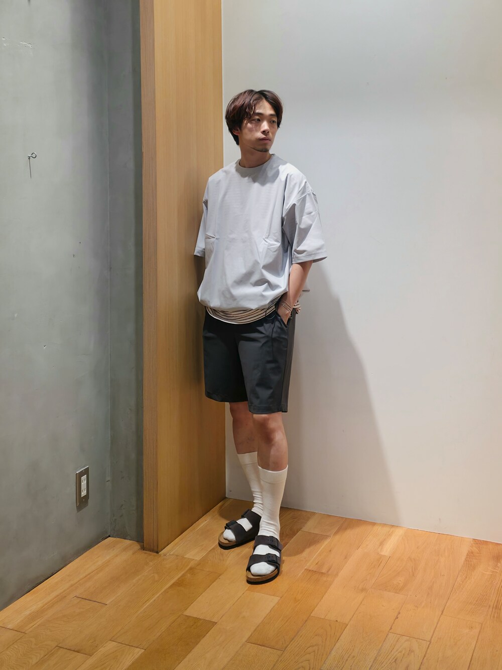 グレー系のTシャツ/カットソー、ベージュ系のTシャツ/カットソー、ブラック系のその他パンツを着用したメンズの夏コーディネートの3枚目の写真