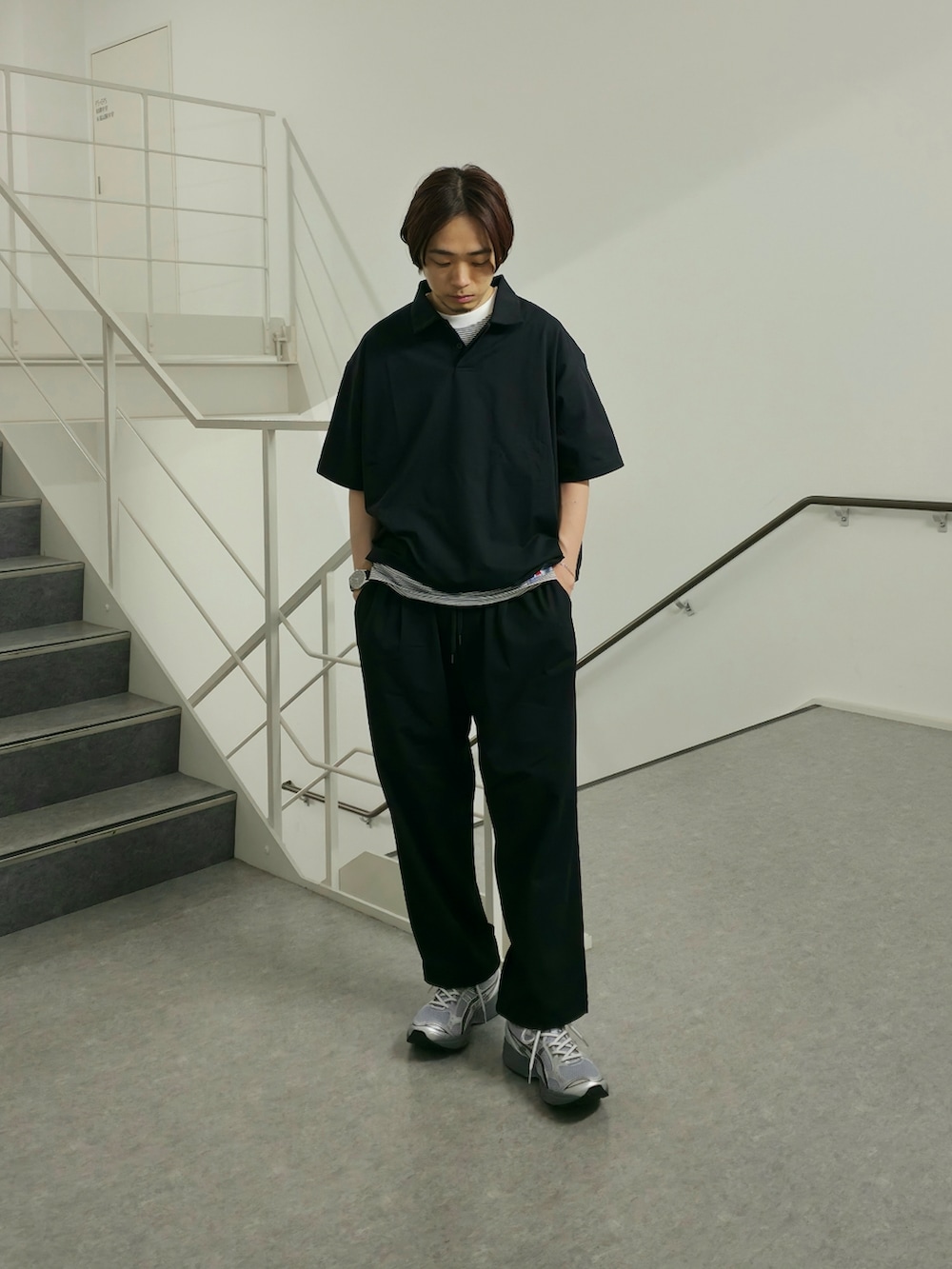 「大人カジュアル、休日スタイル、デートコーデ、ボーダー、スニーカー、お出かけコーデ、スラックス、アウトドアスタイル、モノトーン、スポーツミックス、セットアップ、春夏コーデ、シンプルコーデ、きれいめカジュアル、ポロシャツ」|「URBAN RESEARCHのSHADE TECH ポロシャツ(ポロシャツ、ブルー系)」を使った、UR_SkmK.さん(メンズ・167cm)の春コーディネートの5枚目の写真