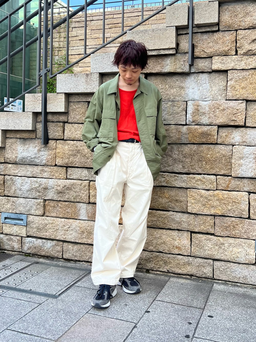 「シンプルコーデ、大人カジュアル、きれいめカジュアル、ストリート、ミリタリー、ゆるコーデ、休日スタイル、ビッグシルエット、タックイン、ジャケットスタイル、オレンジ、ワイドパンツ、チノパン、ホワイトパンツ、スニーカーコーデ」|「FREEMANS SPORTING CLUBのFREEMANS SPORTING CLUB COMBAT JACKET(ミリタリージャケット、グリーン系)」を使った、UR_SkmK.さん(メンズ・167cm)の秋コーディネートの2枚目の写真