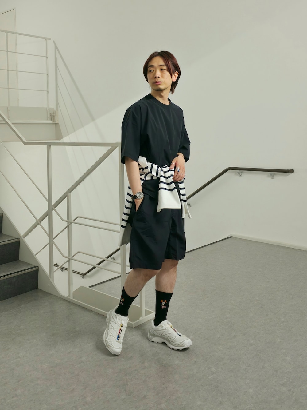 「ハーフパンツ、休日スタイル、デートコーデ、ボーダー、スニーカー、お出かけコーデ、アウトドアスタイル、モノトーン、大人カジュアル、スポーツミックス、セットアップ、春夏コーデ、きれいめカジュアル、腰巻きスタイル、ブラックコーデ」｜「URBAN RESEARCHの『XLサイズあり』『撥水』SOLOTEX STRETCH SHORT-SLEEVE T-SHIRTS（Tシャツ/カットソー、ブラック系）」を使った、UR_SkmK.さん（メンズ・167cm）の春コーディネートの2枚目の写真