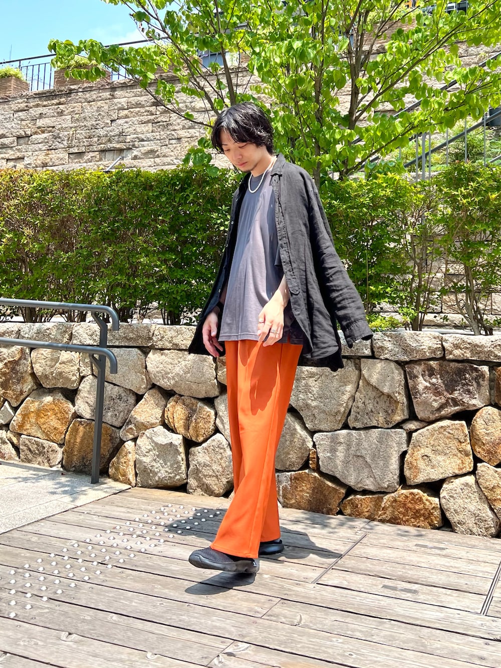 グレー系のシャツ/ブラウス、ブラック系のシャツ/ブラウス、オレンジ系のその他パンツを着用したメンズの夏コーディネートの2枚目の写真