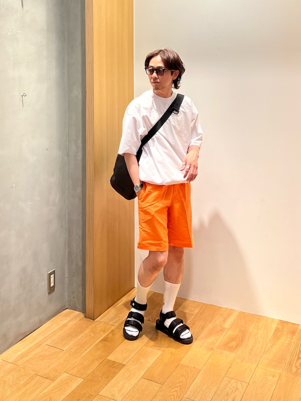 「シンプルコーデ、パステルカラー、休日スタイル、スポーツミックス、メガネ男子、雨の日コーデ、デートコーデ、プチプラ、ショルダーバッグ、白Tシャツ、スイムウェア、DAIWAPIER39、ゆるコーデ、オーバーサイズ、夏コーデ」|「SHAKAの『別注』SHAKA×URBAN RESEARCH NEO BUNGY(サンダル、ブラック系)」を使った、UR_SkmK.さん(メンズ・167cm)の春コーディネートの3枚目の写真