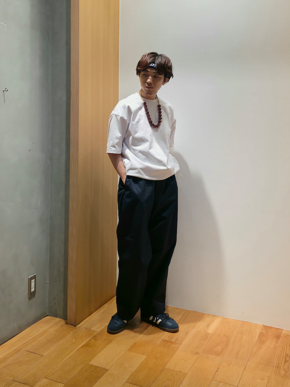 グリーン系のシャツ/ブラウス、ホワイト系のTシャツ/カットソー、ブルー系のその他パンツを着用したメンズの夏コーディネートの3枚目の写真