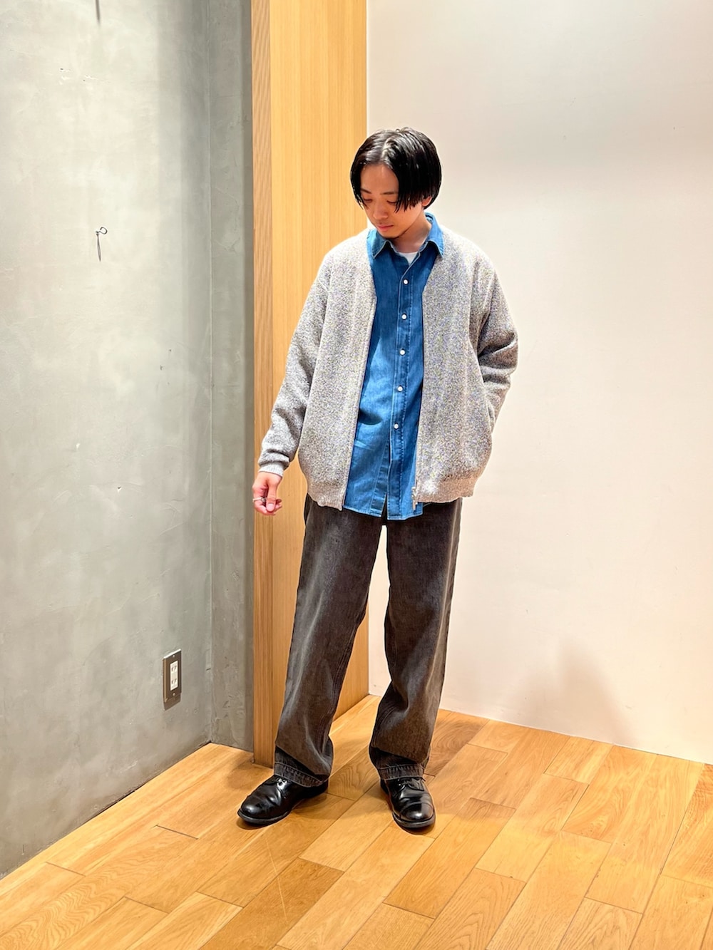 グレー系のカーディガン/ボレロ、ブルー系のシャツ/ブラウス、グレー系のデニムパンツを着用したメンズの冬コーディネートの3枚目の写真