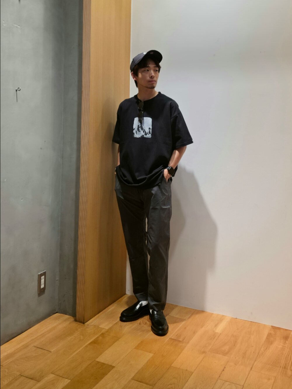 ブラック系のTシャツ/カットソー、グレー系のその他パンツ、ブラック系のドレスシューズを着用したメンズの夏コーディネートの5枚目の写真