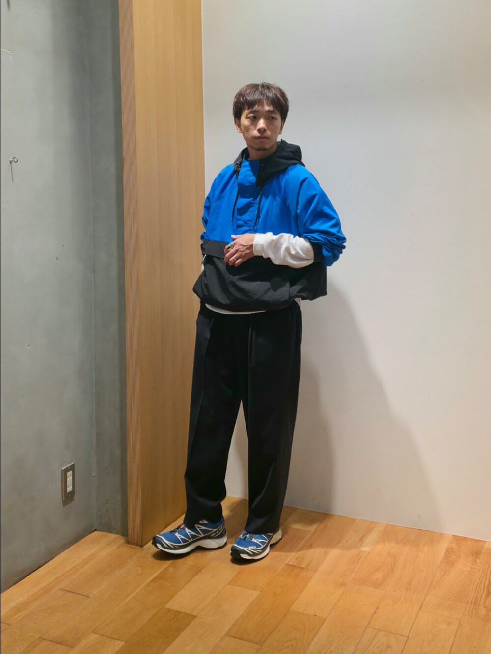 ブルー系のナイロンジャケット、ホワイト系のTシャツ/カットソー、ブルー系のその他パンツを着用したメンズの秋コーディネートの5枚目の写真