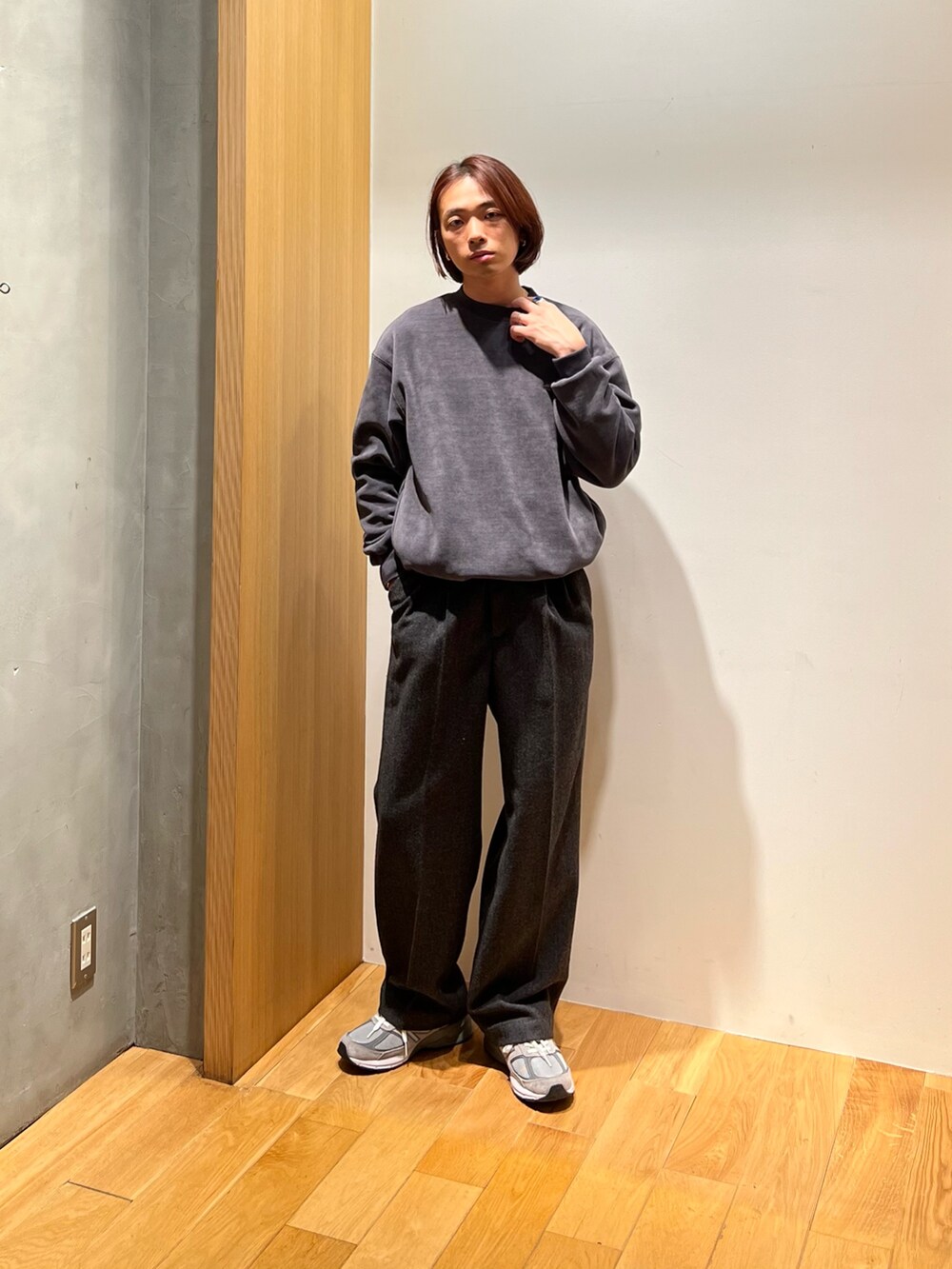 「冬コーデ、マイベストコーデ2024、ダウンジャケット、冬アウター、スウェット、ニット、フリース、ワイドパンツ、スラックス、スニーカー、レイヤードスタイル、休日スタイル、クリスマスに着たい服、テーマパークコーデ、きれいめカジュアル」｜「NANGAの『別注』NANGA×URBAN RESEARCH　AURORA 3layer downblouson（ダウンジャケット/コート、グレー系）」を使った、UR_SkmK.さん（メンズ・167cm）の冬コーディネートの3枚目の写真