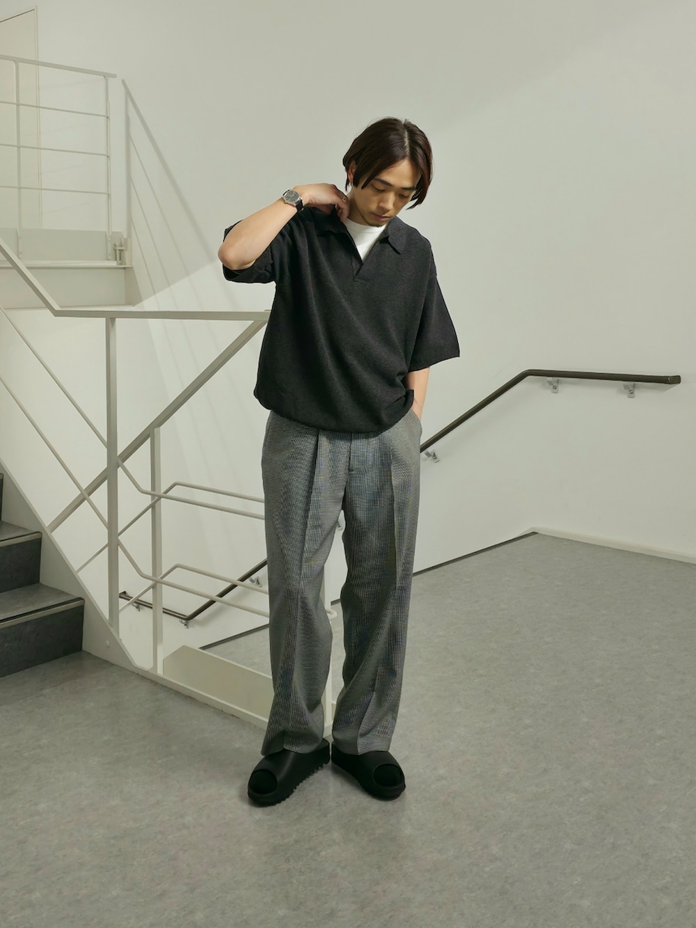 「レイヤードスタイル、韓国ファッション、最近のいい感じコーデ、モノトーン、大人カジュアル、スポーツミックス、春夏コーデ、淡色コーデ、シンプルコーデ、きれいめカジュアル、休日スタイル、ワイドパンツ、Tシャツ、サンダル、お出かけコーデ」｜「crepusculeの『別注』crepuscule×URBAN RESEARCH　Linen Skipper Polo（ニット/セーター、ブラック系）」を使った、UR_SkmK.さん（メンズ・167cm）の春コーディネートの3枚目の写真