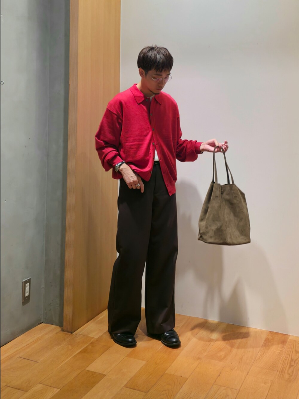 ブラウン系のニット/セーター、グリーン系のショルダーバッグ、その他のその他を着用したメンズの秋コーディネートの2枚目の写真