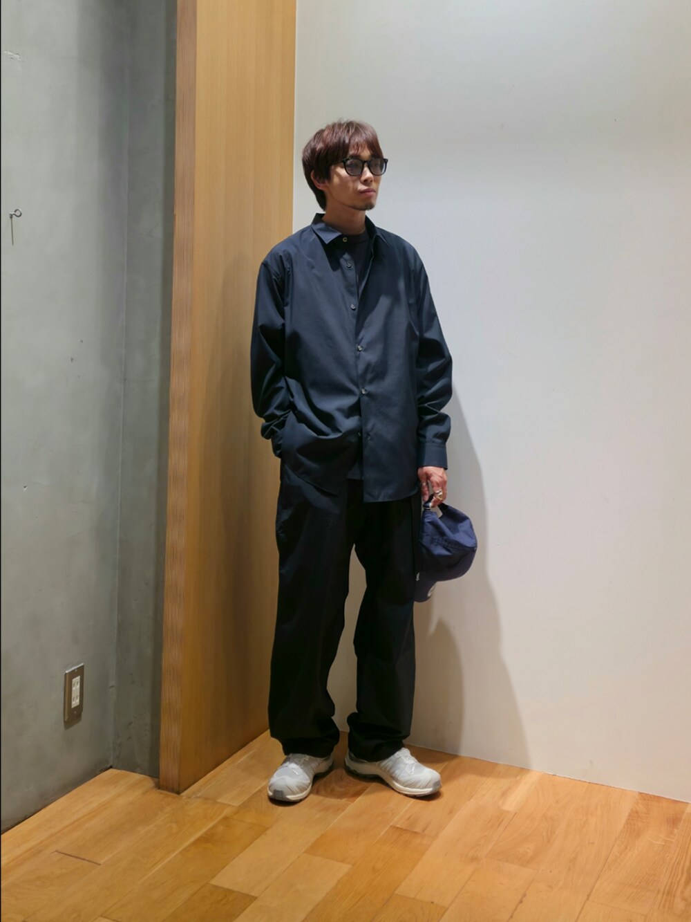 ブルー系のシャツ/ブラウス、ブルー系のその他パンツ、ホワイト系のスニーカーを着用したメンズの夏コーディネートの2枚目の写真