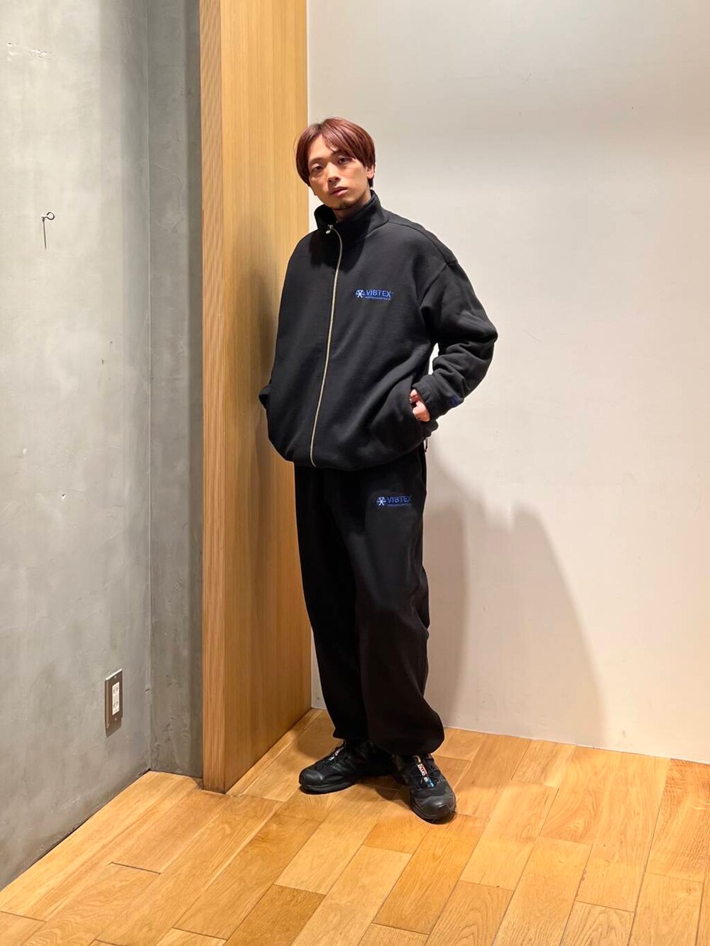 ブラック系のスウェット、ブラック系のその他パンツ、ブラック系のブルゾンを着用したメンズの冬コーディネートの6枚目の写真