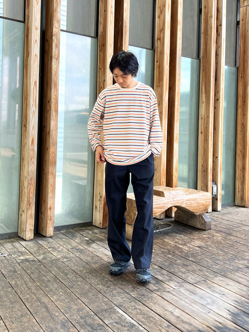 ホワイト系のTシャツ/カットソー、ブラック系のその他パンツ、ブラック系のスニーカーを着用したメンズの秋コーディネートの2枚目の写真