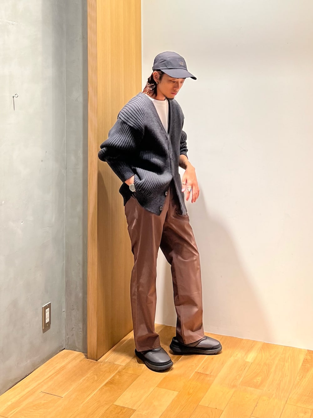 グレー系のカーディガン/ボレロ、ホワイト系のTシャツ/カットソー、ブラウン系のその他パンツを着用したメンズの秋コーディネートの3枚目の写真