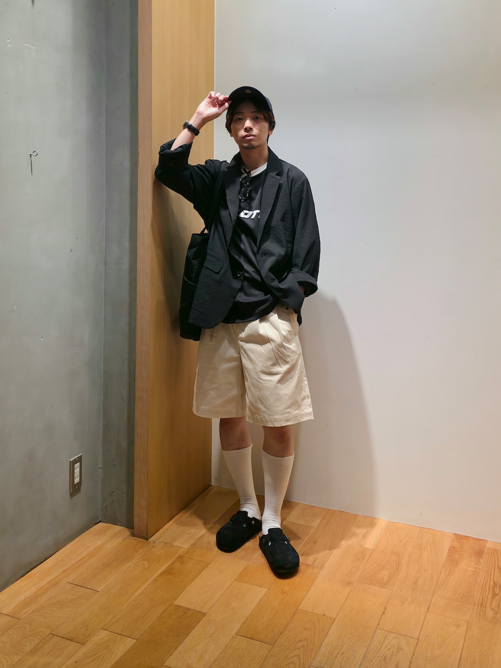 ブラック系のその他アウター、ブラック系のTシャツ/カットソー、ホワイト系のその他パンツを着用したメンズの夏コーディネートの3枚目の写真