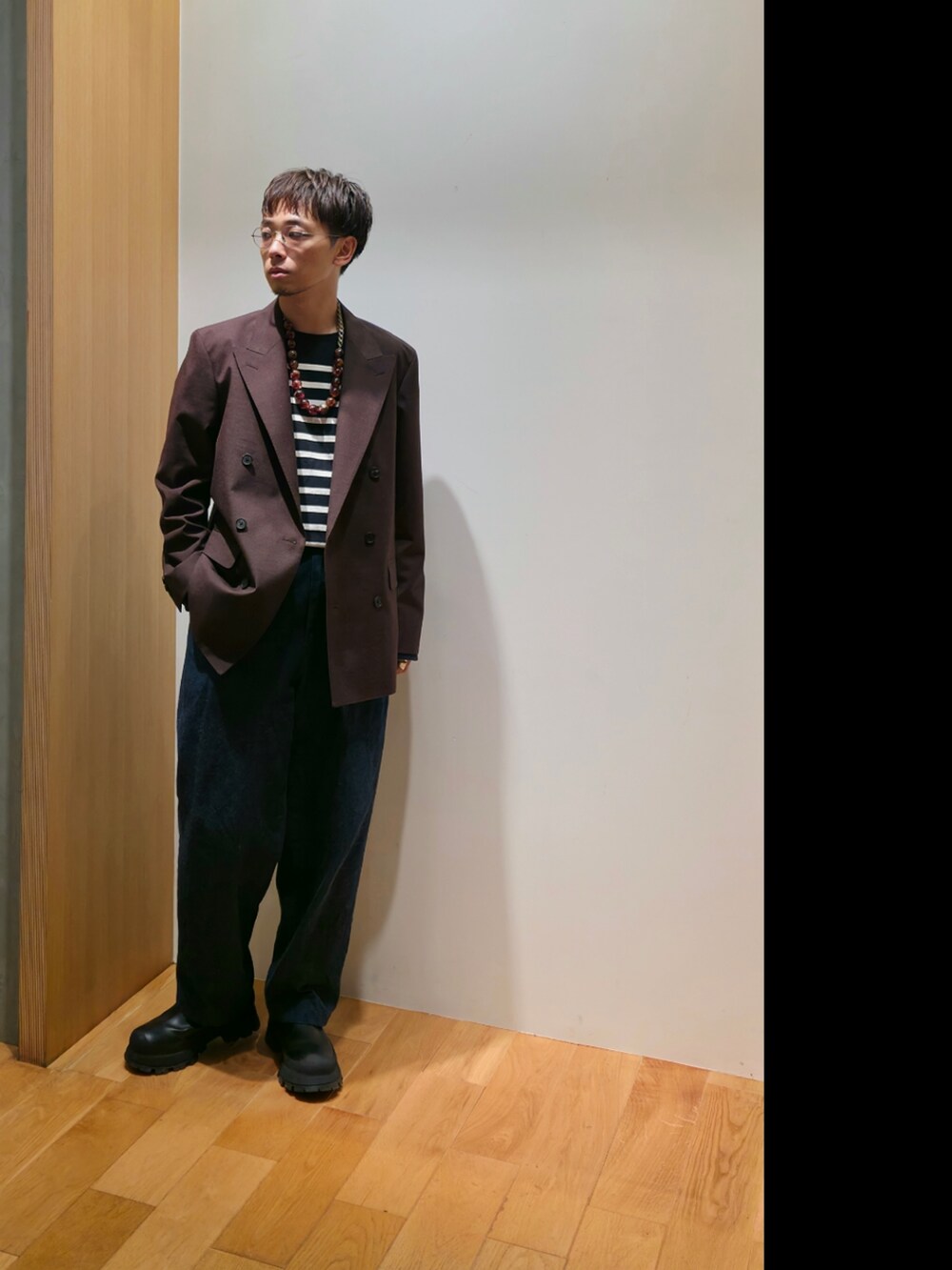 ブラウン系のその他アウター、ブラック系のTシャツ/カットソー、その他のその他を着用したメンズの秋コーディネートの3枚目の写真