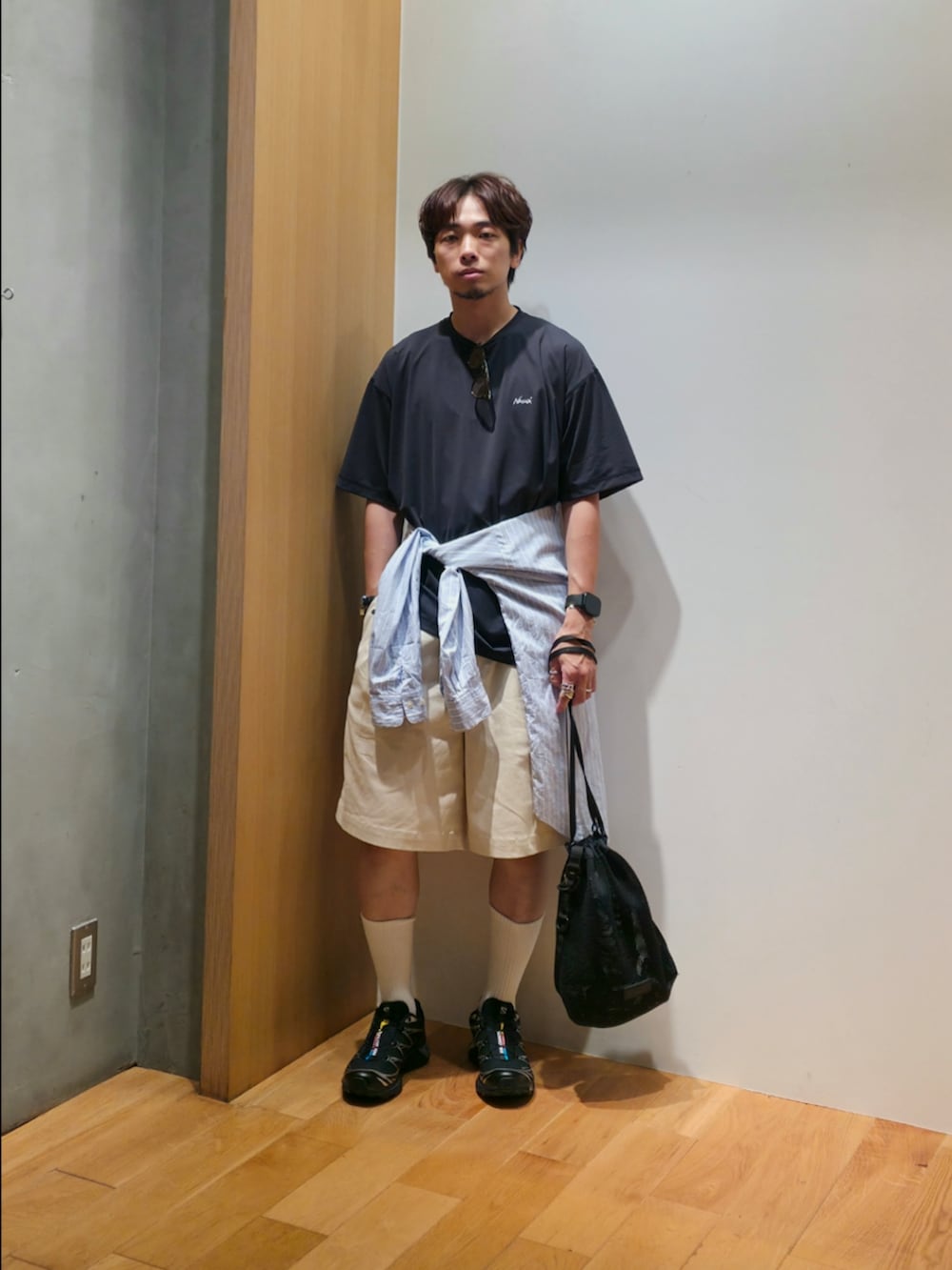 ブラック系のTシャツ/カットソー、ホワイト系のその他パンツ、ブラック系のスニーカーを着用したメンズの夏コーディネートの2枚目の写真