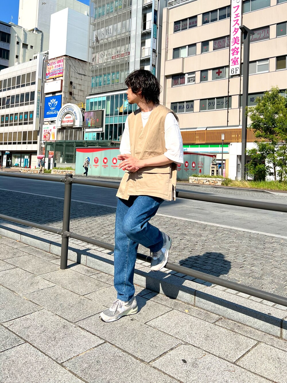 ホワイト系のTシャツ/カットソー、ブルー系のデニムパンツ、グレー系のスニーカーを着用したメンズの夏コーディネートの2枚目の写真