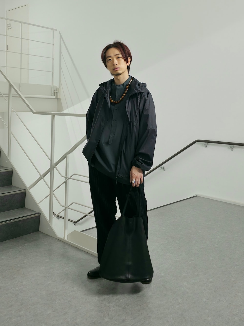 ブラック系のナイロンジャケット、グリーン系のシャツ/ブラウス、その他のその他パンツを着用したメンズの春コーディネートの2枚目の写真