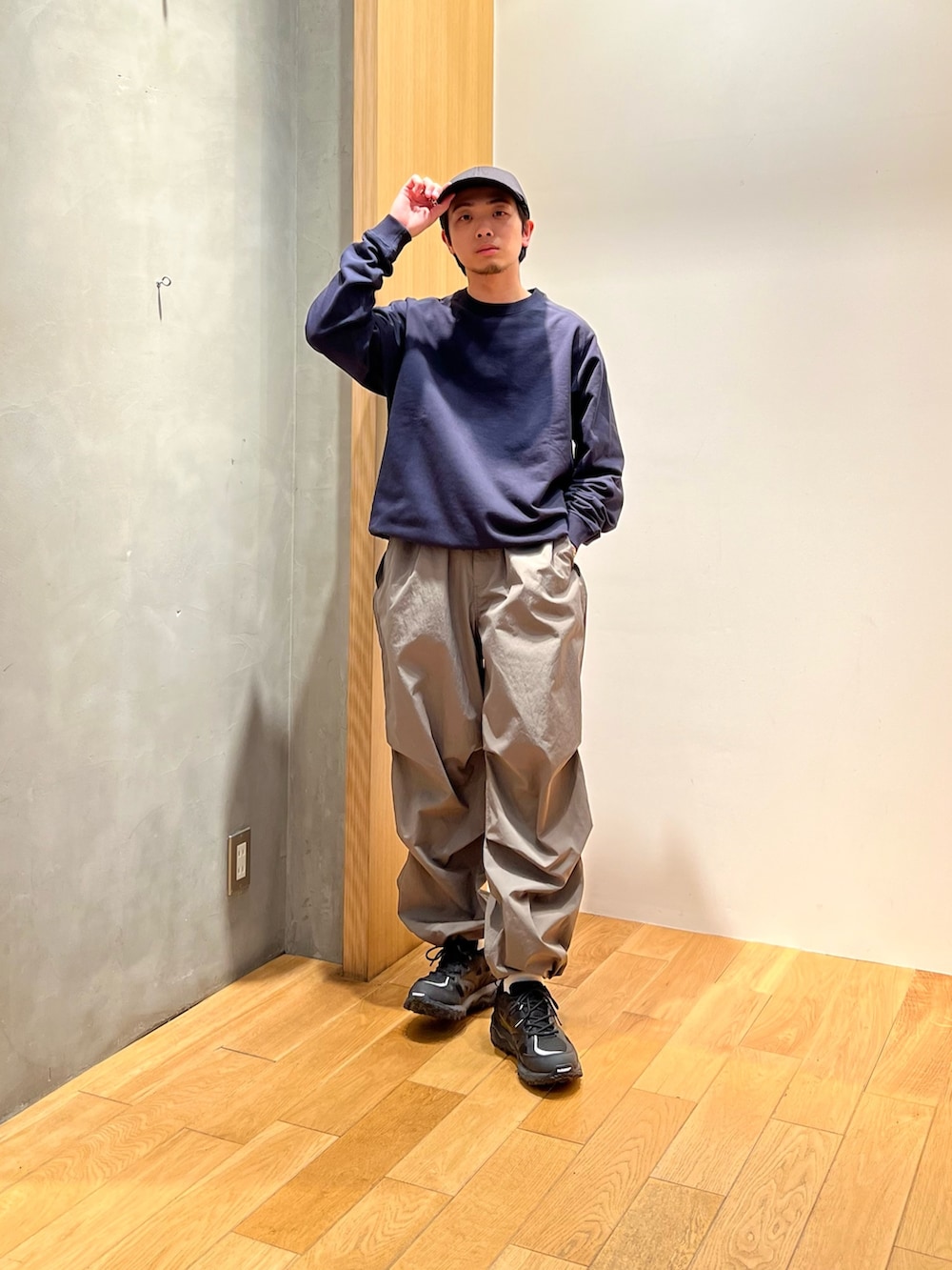 ブルー系のスウェット、グリーン系のその他パンツ、ブラック系のスニーカーを着用したメンズの冬コーディネートの3枚目の写真