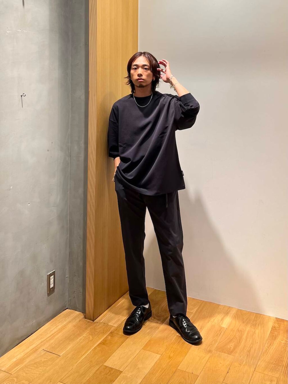 ブルー系のTシャツ/カットソー、グレー系のその他パンツ、ホワイト系のブレスレットを着用したメンズの夏コーディネートの4枚目の写真