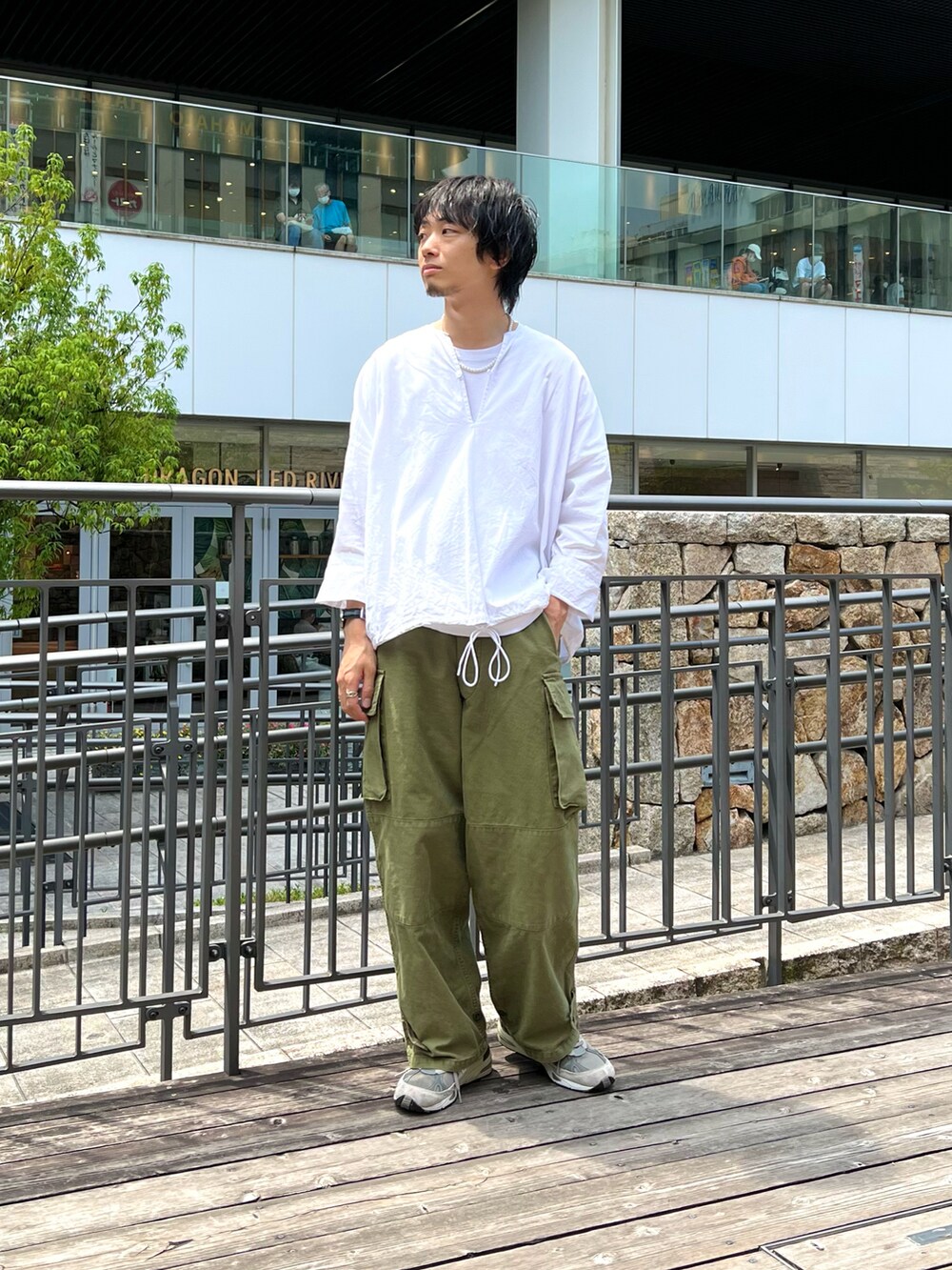 ホワイト系のシャツ/ブラウス、ホワイト系のTシャツ/カットソー、グリーン系のカーゴパンツを着用したメンズの夏コーディネートの2枚目の写真
