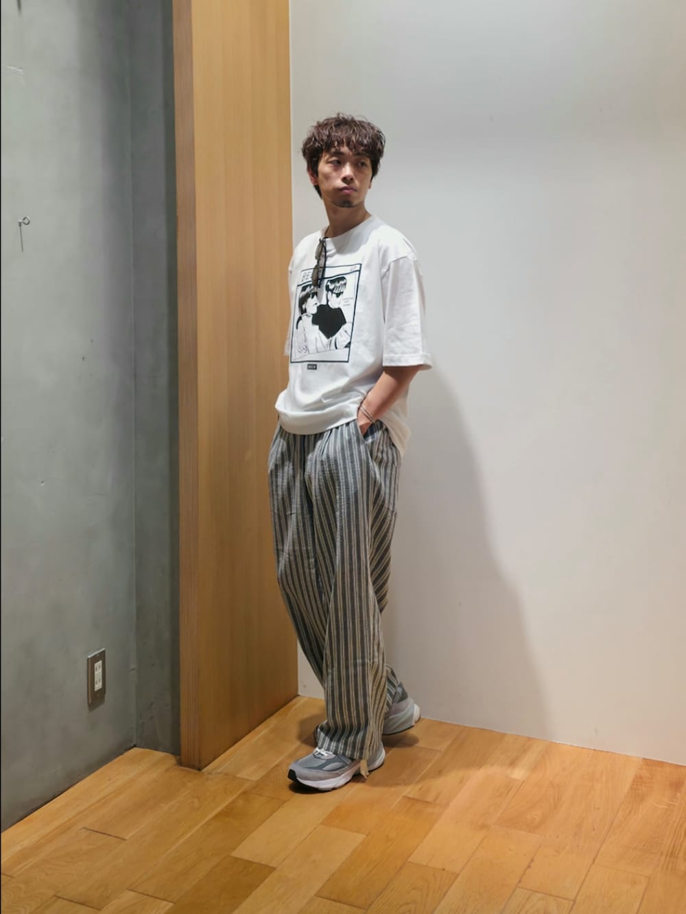 「サングラス、スポーツミックス、白Tシャツ、シアートップス、夏ルックで気分アップ、シンプルコーデ、きれいめカジュアル、夏コーデ、白パンツ、スニーカー、お出かけコーデ、フェススタイル、レイヤードスタイル、モノトーン、ロゴT」｜「URBAN RESEARCHのウォッシャブルウールサイロフィルショートスリーブシャツ（シャツ/ブラウス、ブラック系）」を使った、UR_SkmK.さん（メンズ・167cm）の夏コーディネートの4枚目の写真