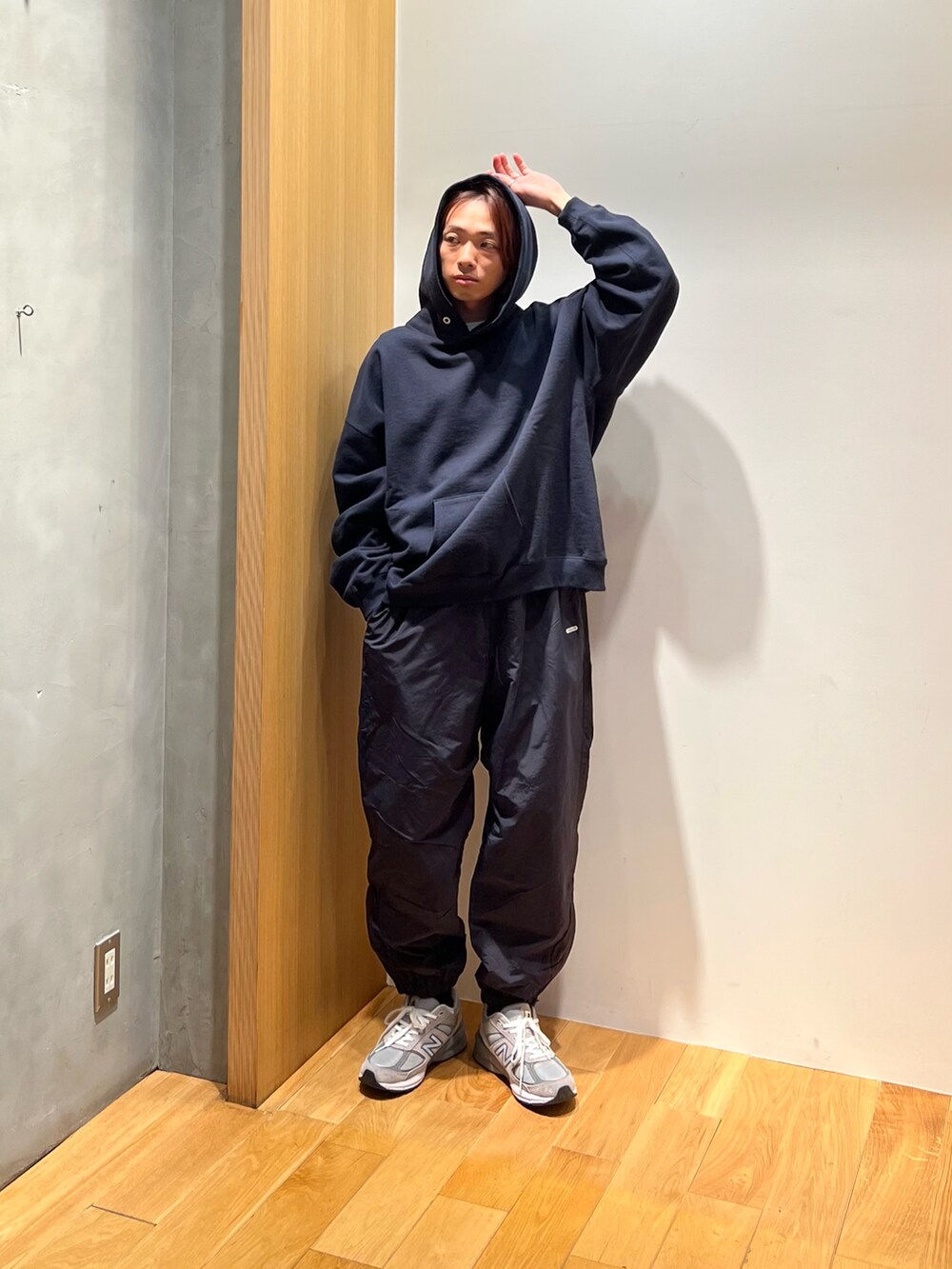 「冬コーデ、クリスマスに着たい服、マイベストコーデ2024、冬アウター、ダウンジャケット、レイヤードスタイル、パーカー、スウェット、スニーカー、ワイドパンツ、テーマパークコーデ、モノトーン、スポーツミックス、休日スタイル、ストリート」｜「NANGAの『別注』NANGA×URBAN RESEARCH　NANGA SHADOW RIP DOWN（ダウンジャケット/コート、ブラック系）」を使った、UR_SkmK.さん（メンズ・167cm）の冬コーディネートの4枚目の写真
