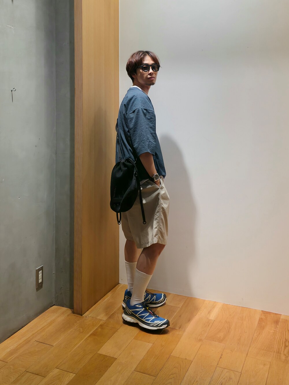 ブルー系のTシャツ/カットソー、ホワイト系のTシャツ/カットソー、グレー系のその他パンツを着用したメンズの夏コーディネートの3枚目の写真