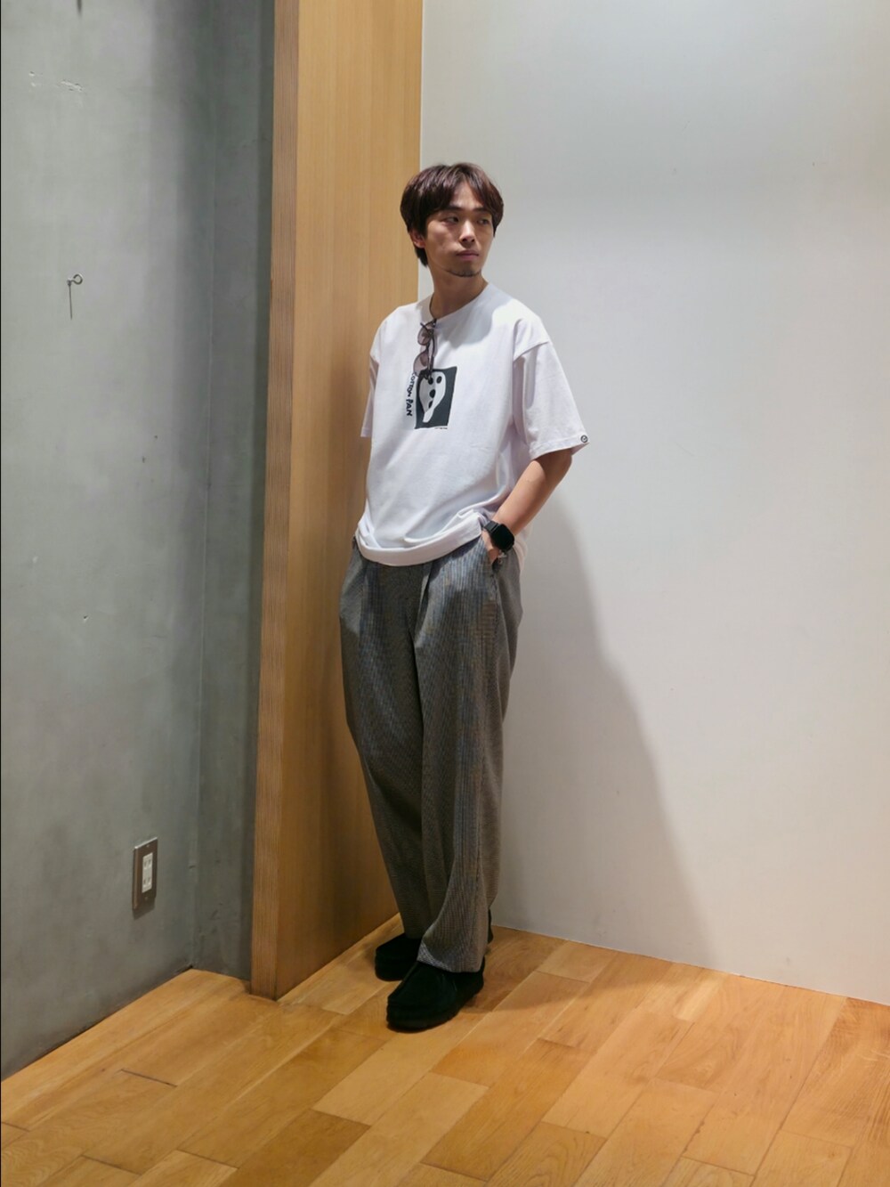 ブラック系のシャツ/ブラウス、ホワイト系のTシャツ/カットソー、その他のその他パンツを着用したメンズの夏コーディネートの4枚目の写真