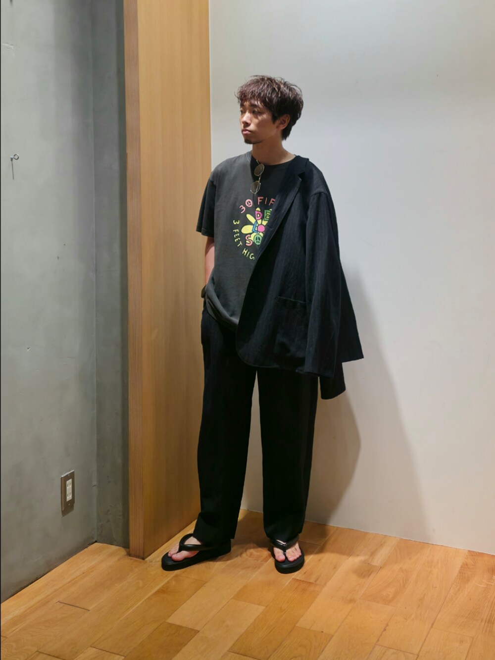 ブルー系のその他アウター、ブラック系のTシャツ/カットソー、ブルー系のその他パンツを着用したメンズの夏コーディネートの2枚目の写真