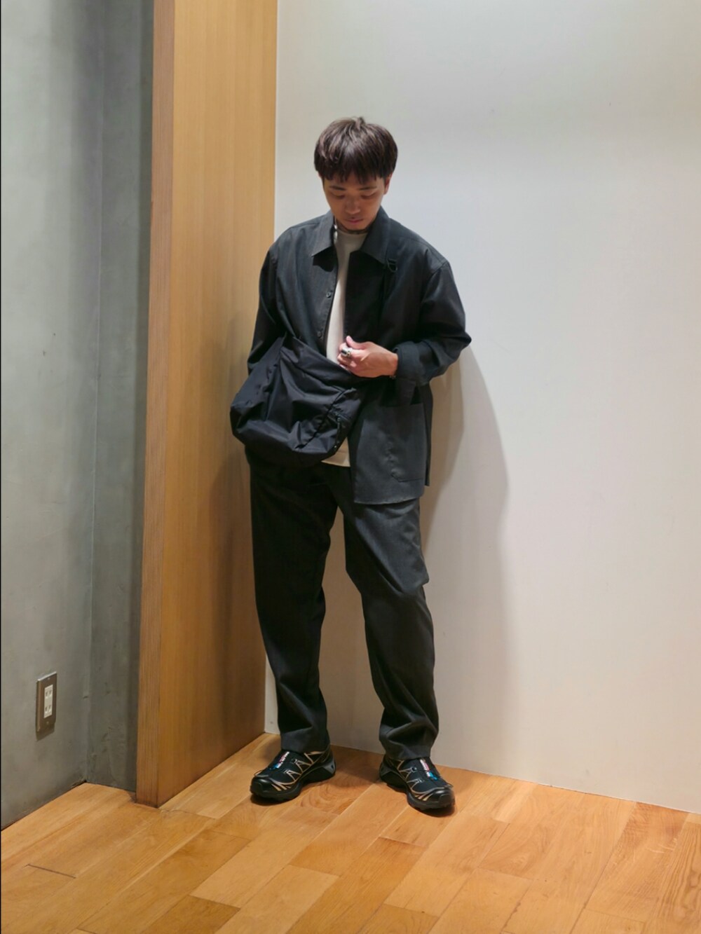 ホワイト系のTシャツ/カットソー、ブラック系のスニーカー、ブラック系のショルダーバッグを着用したメンズの秋コーディネートの2枚目の写真